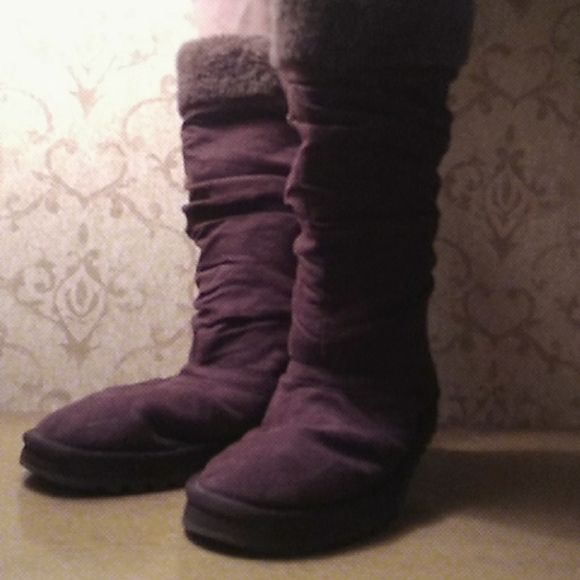 Like NEW Skechers Chocolate Suade/ Fur Top - Picture 12 of 12